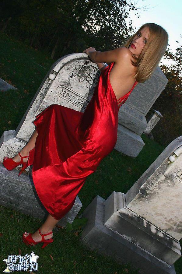 20P Pictures of teen babe Karen Dreams getting kinky in a grave yard