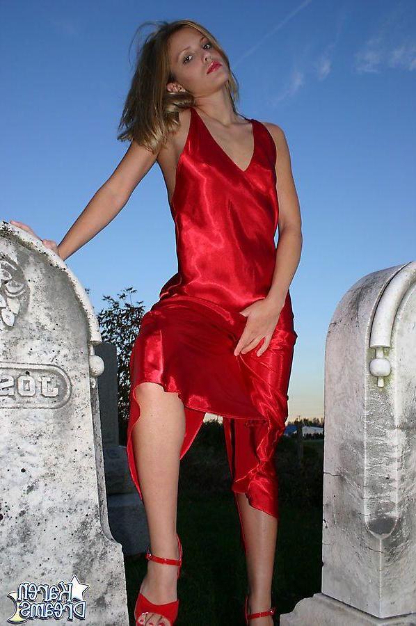 20P Pictures of teen babe Karen Dreams getting kinky in a grave yard