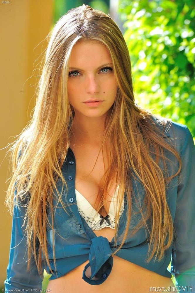 15P Pictures of hot perky teen Laurie showing her incredible body