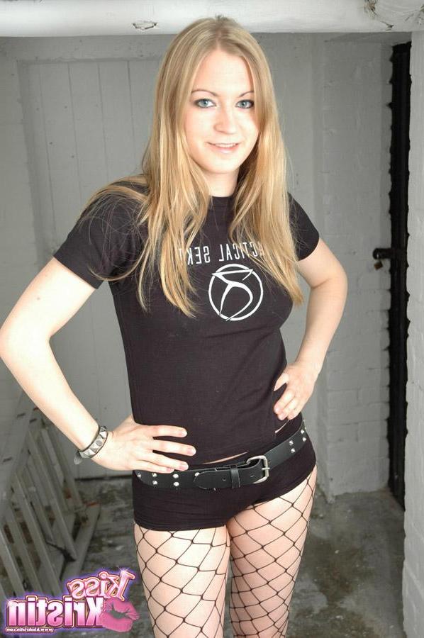 20P Pictures of Kiss Kristin exploring her bondage fetish