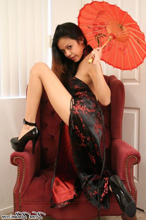 19P Pictures of teen hottie Kona Kalani showing her hot body