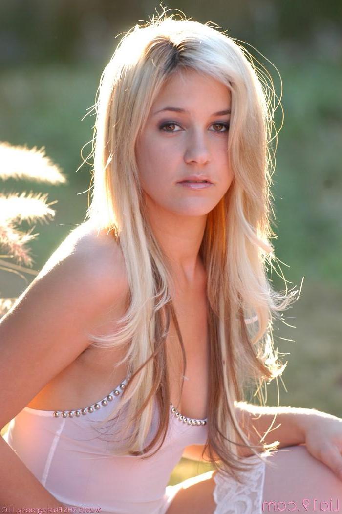 20P Pictures of teen star Lia 19 flashing you outside