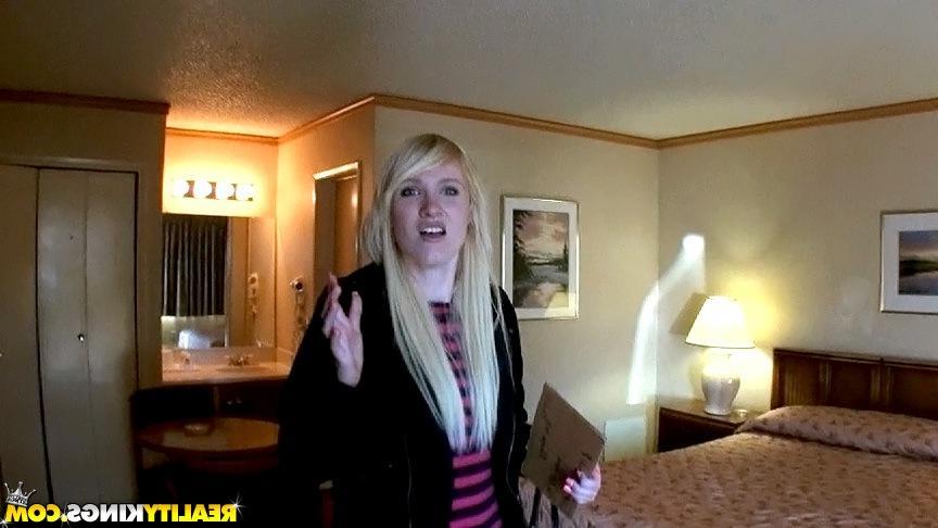 20P Blonde girl Lila Rose just lost her job and decides to put out for some cash