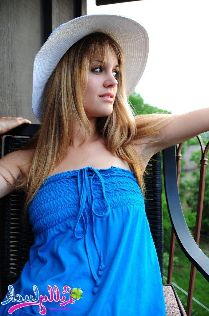 16P Pictures of teen Lilly Luck getting naked outside
