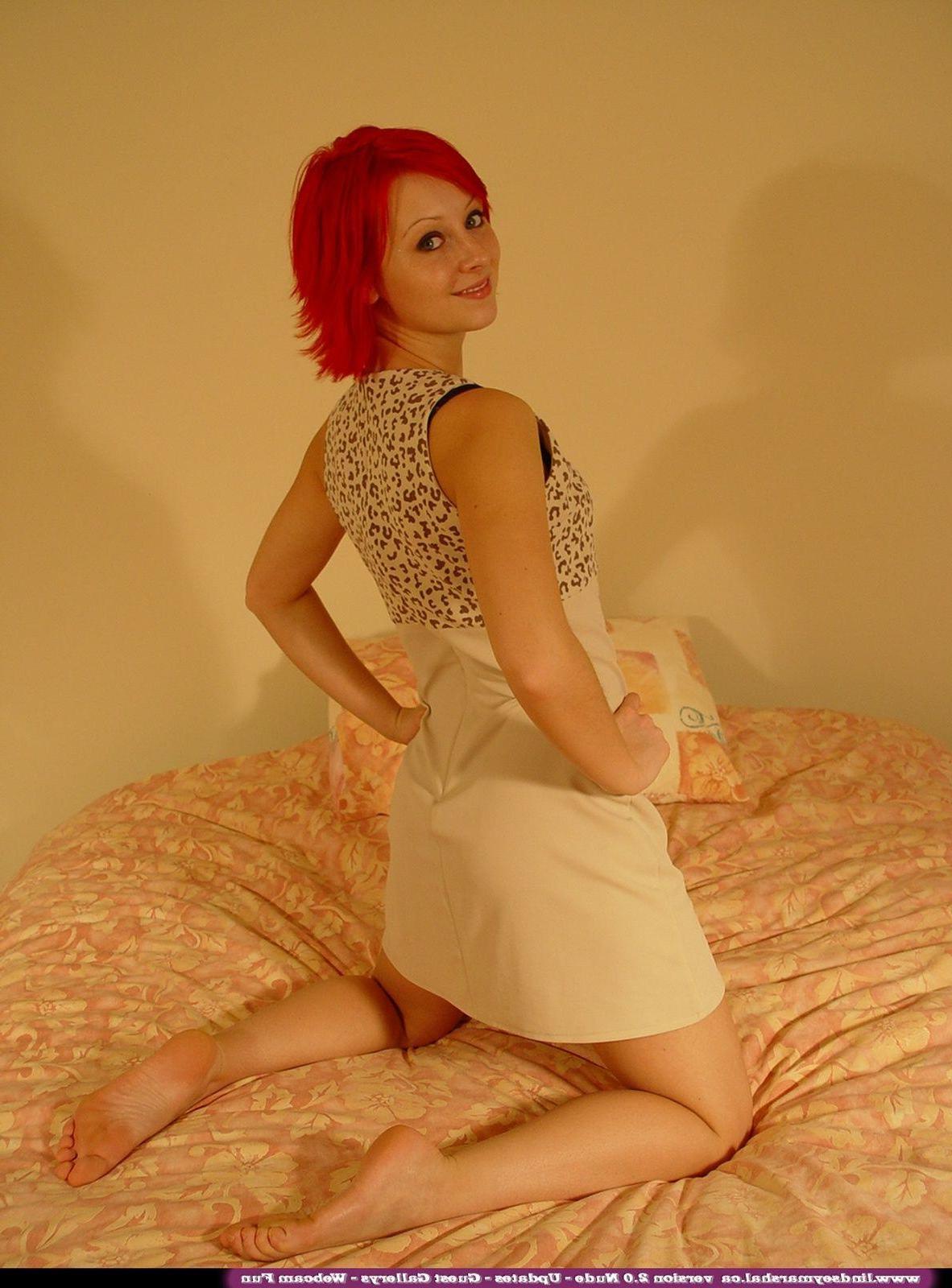 20P Pictures of teen girl Lindsey Marshal getting naked in bed