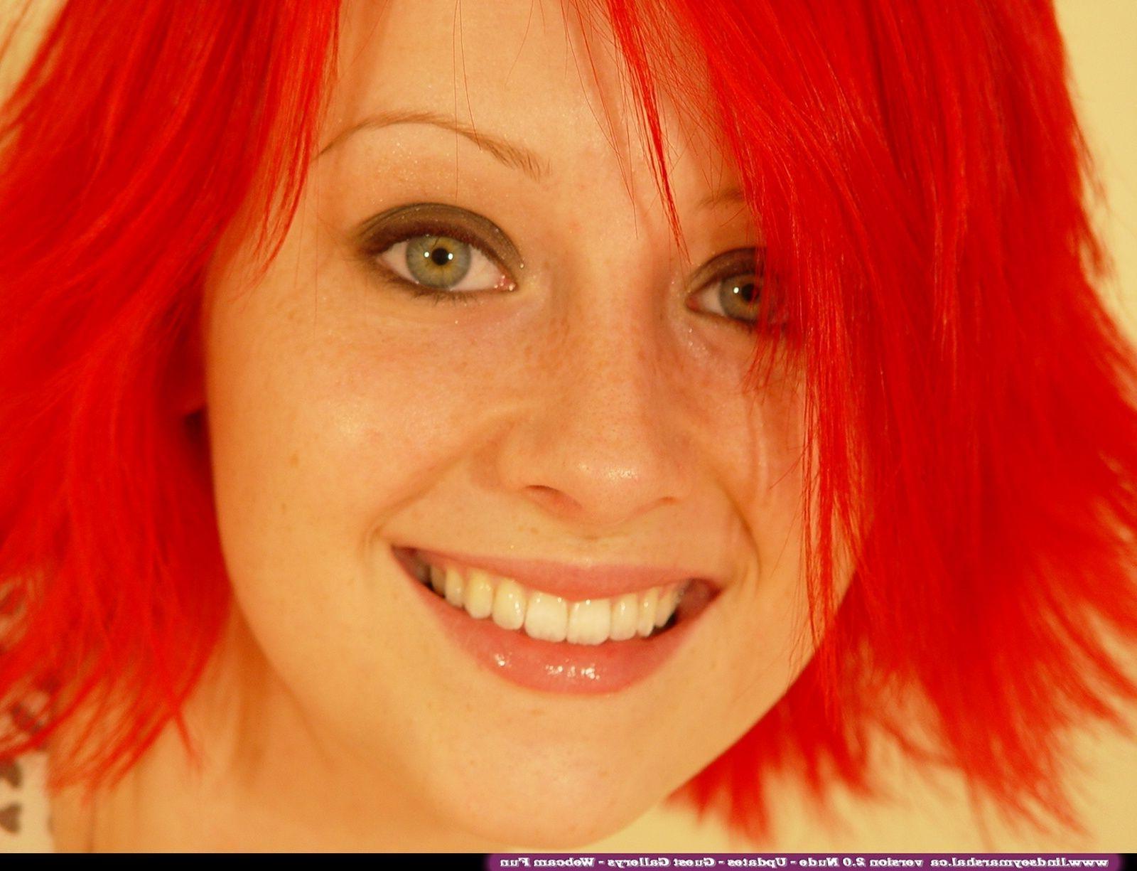 20P Pictures of teen girl Lindsey Marshal getting naked in bed