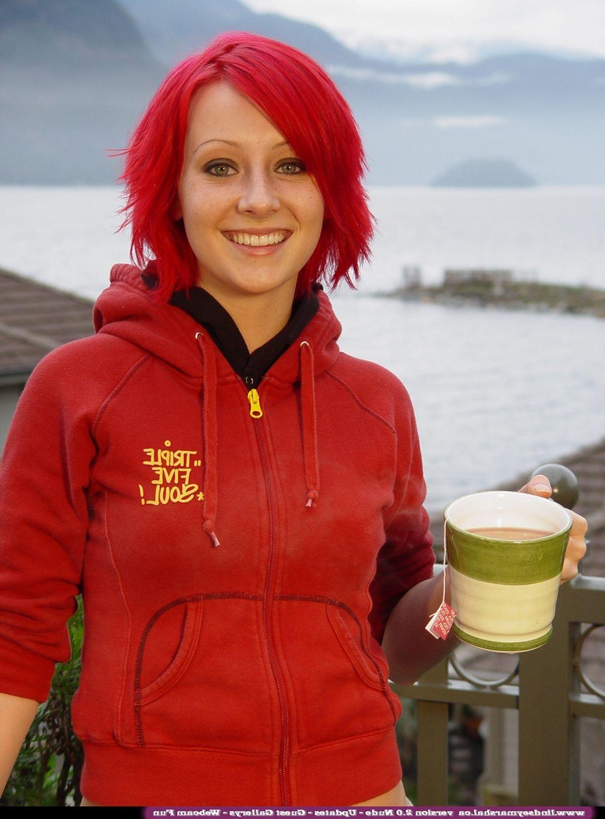 20P Pictures of teen Lindsey Marshal taking her clothes off outside