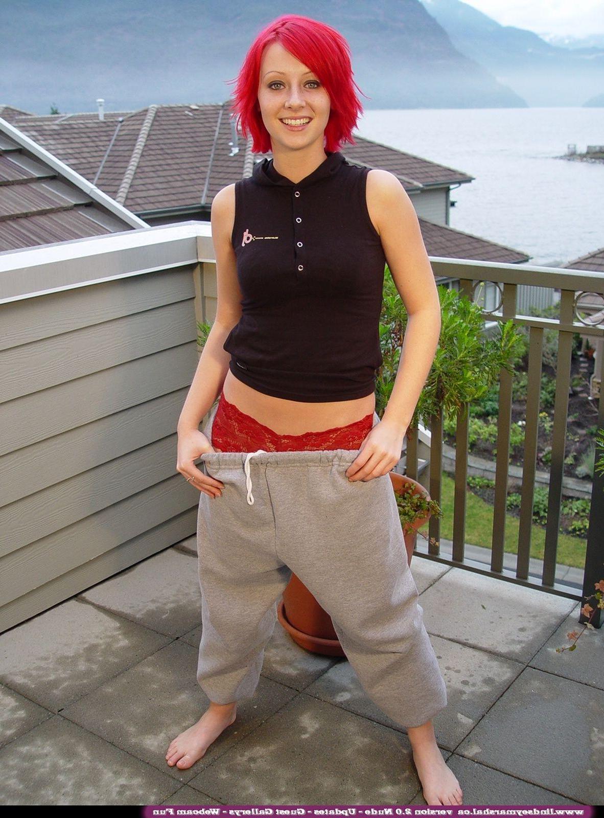 20P Pictures of teen Lindsey Marshal taking her clothes off outside