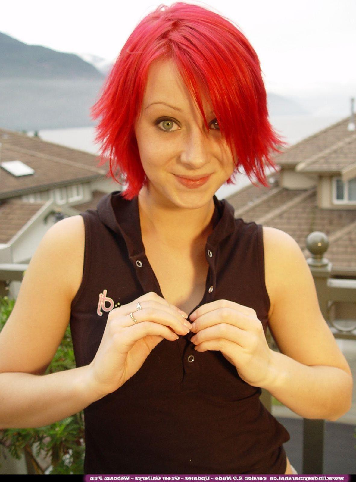 20P Pictures of teen Lindsey Marshal taking her clothes off outside