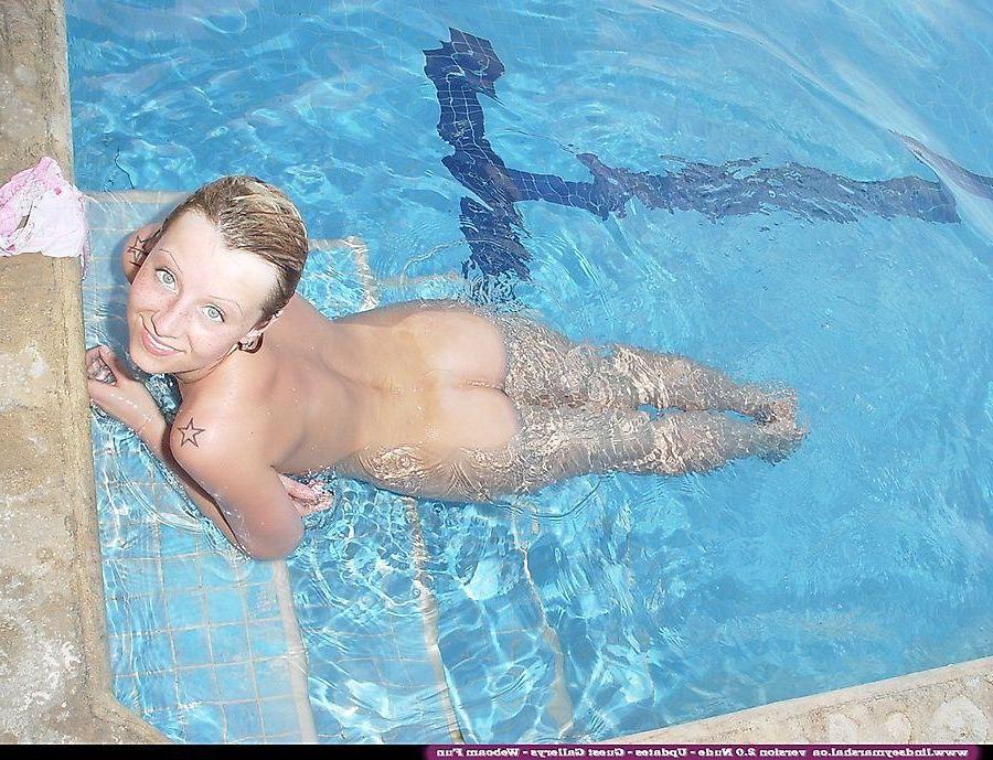 20P Pictures of teen Lindsey Marshal going for a nude swim
