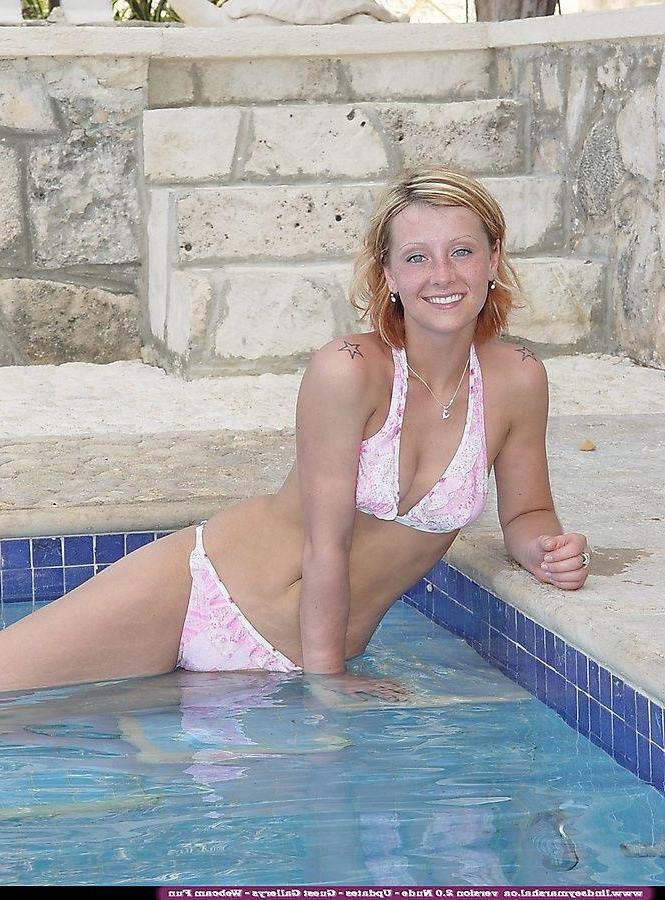 20P Pictures of teen Lindsey Marshal going for a nude swim