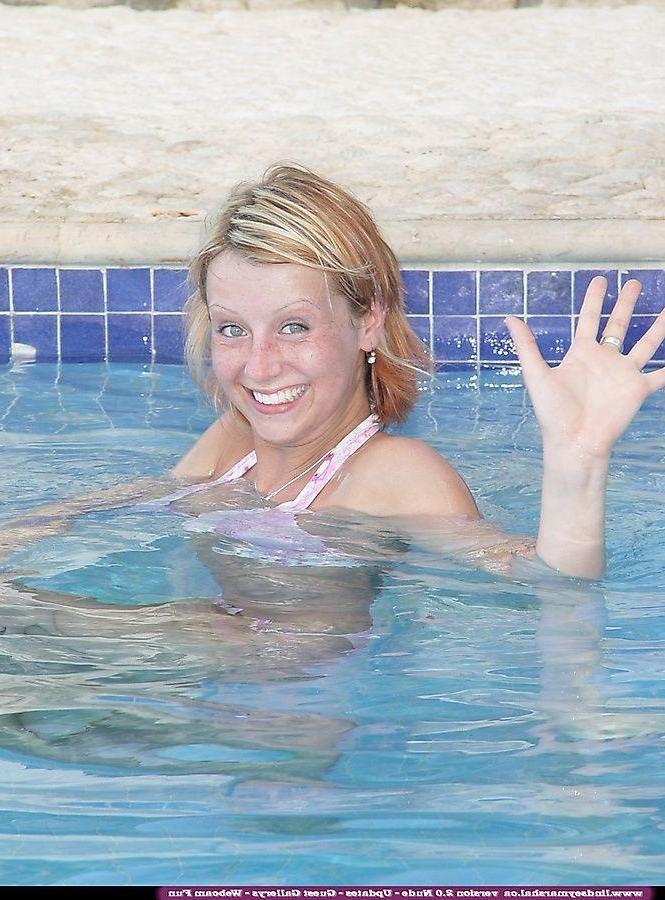 20P Pictures of teen Lindsey Marshal going for a nude swim