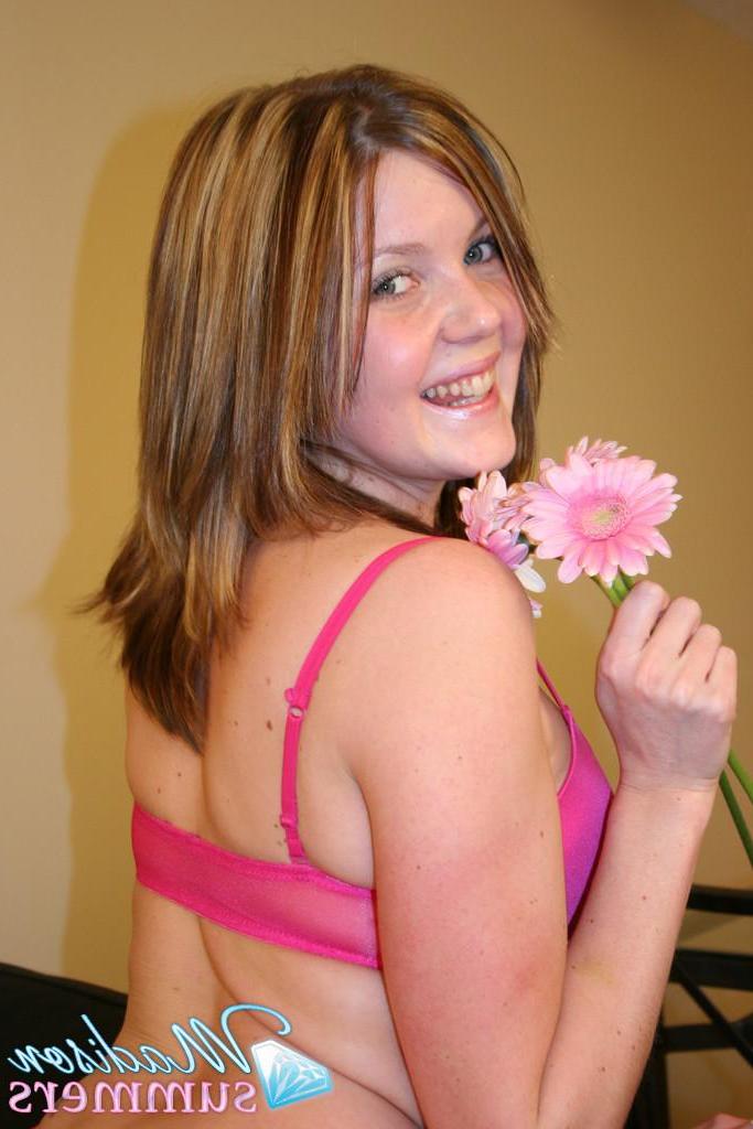 18P Pictures of teen model Madison Summers teasing in her underwear