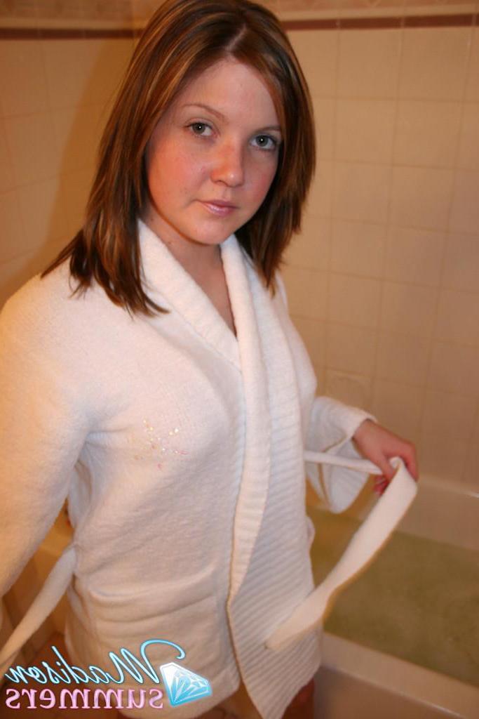 20P Pictures of teen model Madison Summers waiting for you in the bath tub