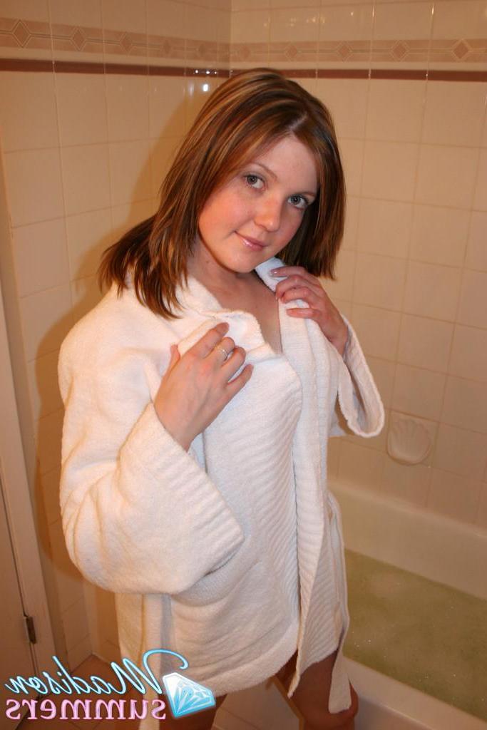 20P Pictures of teen model Madison Summers waiting for you in the bath tub
