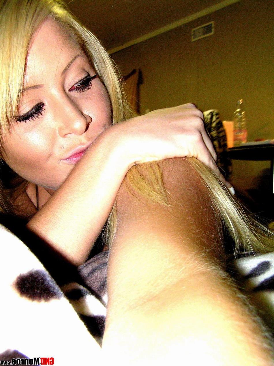 16P Pictures of teen girl GND Monroe showing off her hot body