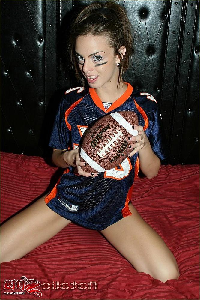 20P Pictures of teen babe Natalie Sins rooting for her football team