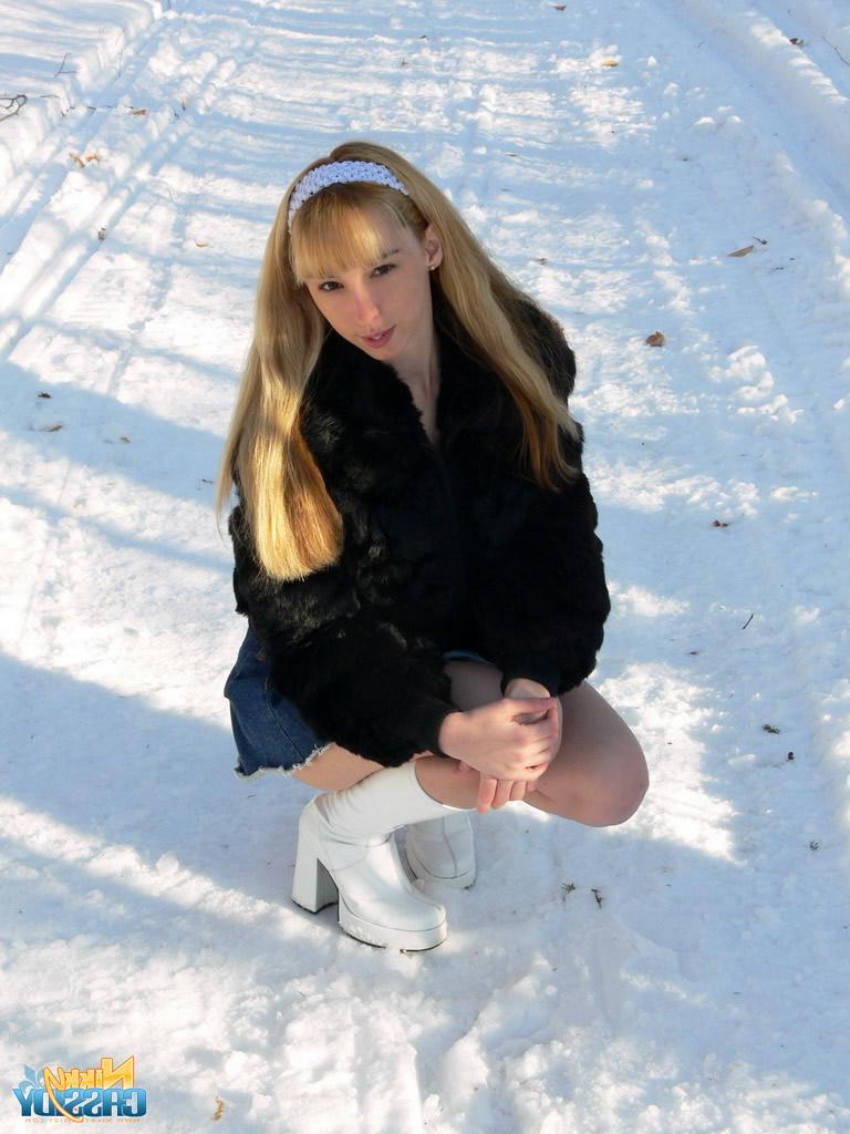 20P Pictures of teen Nikky Cassidy showing her boobs outside