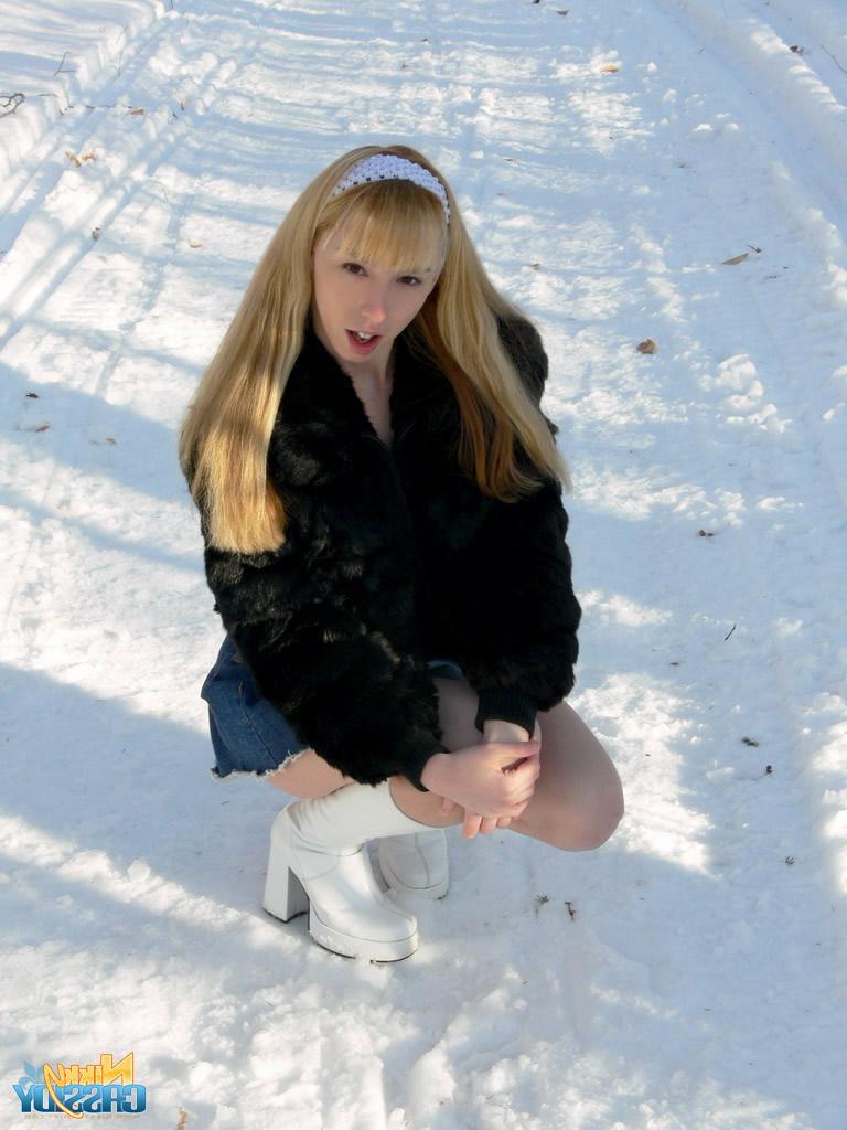 20P Pictures of teen Nikky Cassidy showing her boobs outside