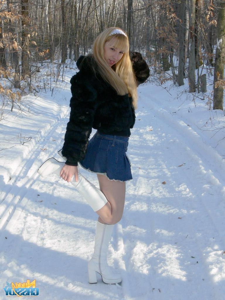 20P Pictures of teen Nikky Cassidy showing her boobs outside