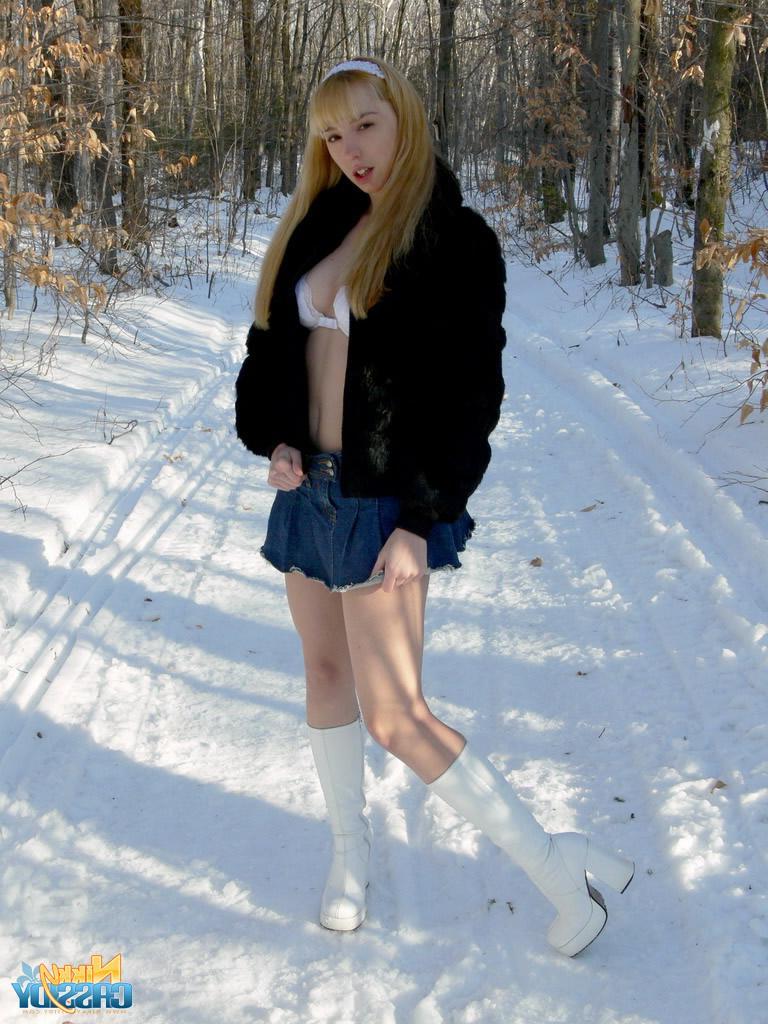 20P Pictures of teen Nikky Cassidy showing her boobs outside