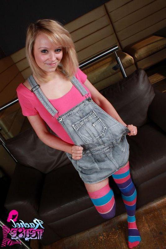 16P Pictures of teen amateur Rachel Tease stripping to get you hard