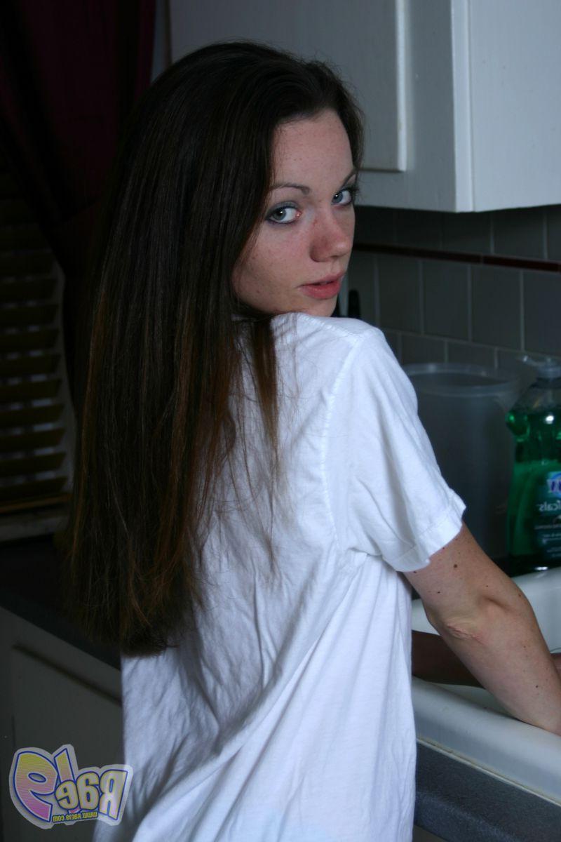 20P Pictures of teen babe Rae 19 making herself all wet