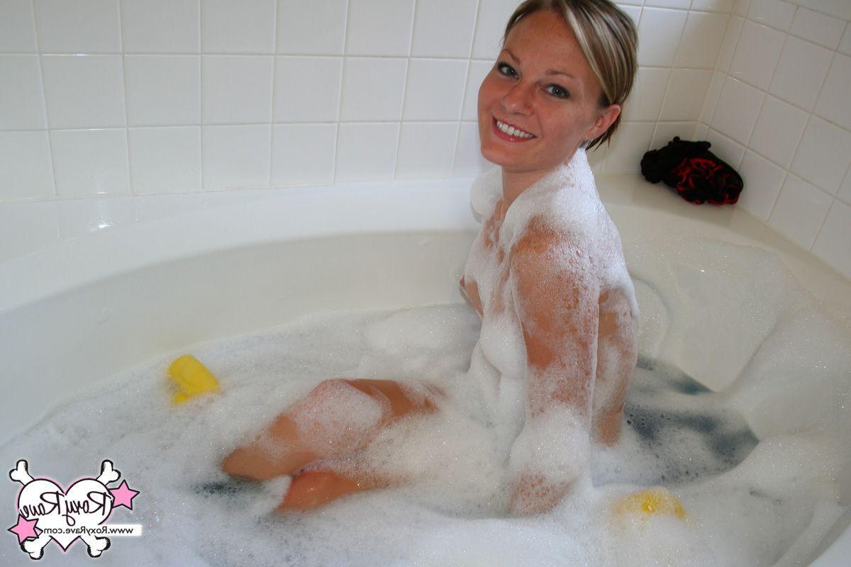 20P Pictures of teen cutie Roxy Rave getting wet for you in the bath