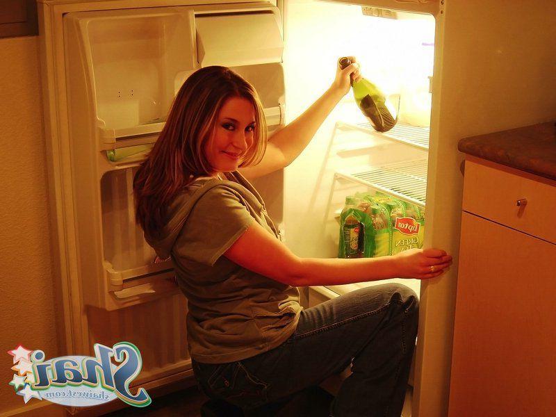 20P Pictures of teen model Shai West getting kinky with the bottle
