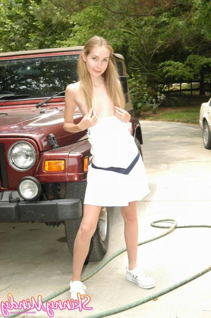 20P Pictures of teen cheerleader Skinny Mindy playing ball in her driveway