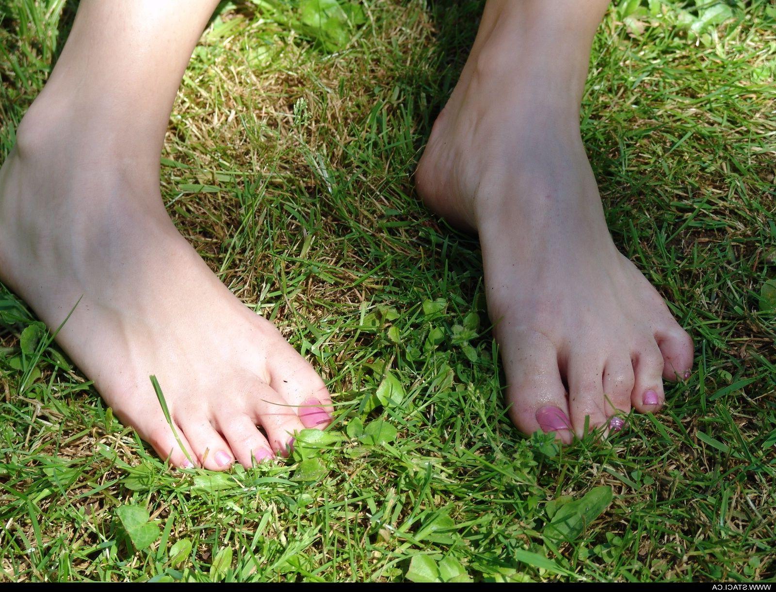 20P Pictures of teen girl Staci.ca touching herself outside