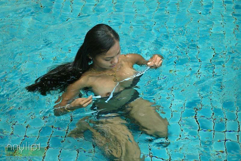 20P Pictures of teen chick Tailynn getting all wet
