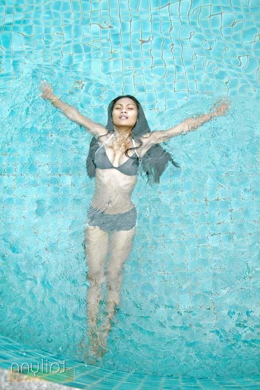 20P Pictures of teen chick Tailynn getting all wet