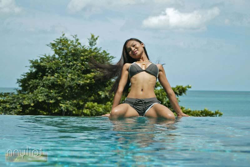 20P Pictures of teen chick Tailynn getting all wet