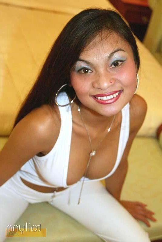 18P Pictures of teen slut Tailynn exposing her round perky boobs