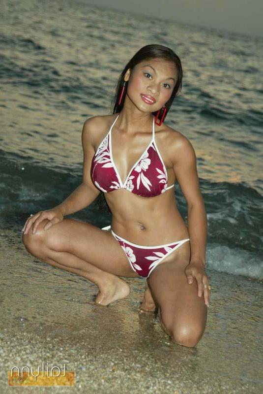 20P Pictures of teen amateur Tailynn teasing in a bikini