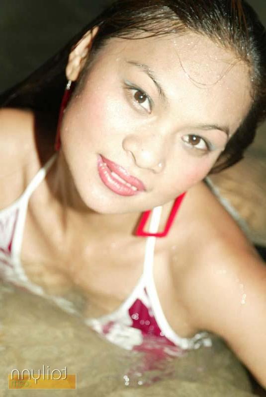 20P Pictures of teen amateur Tailynn teasing in a bikini