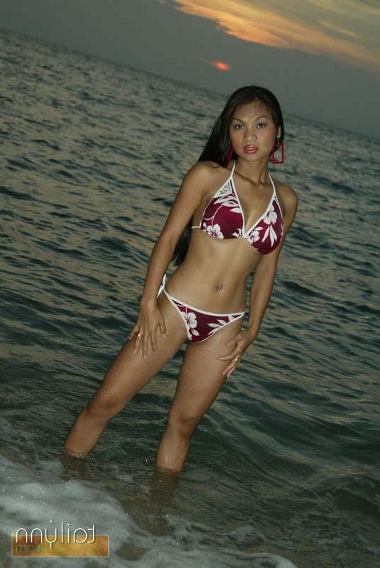 20P Pictures of teen amateur Tailynn teasing in a bikini