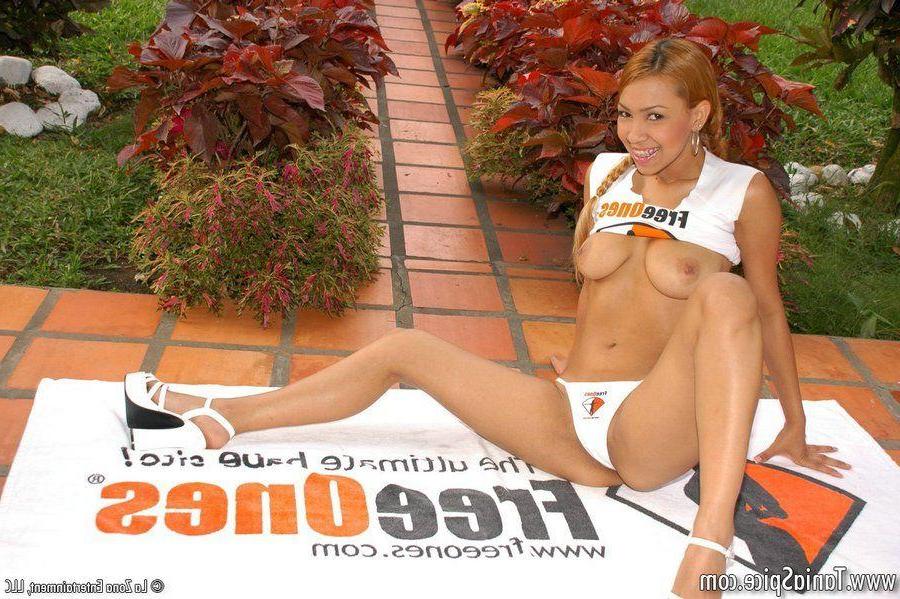 15P Pictures of teen girl Tania Spice showing her big boobies