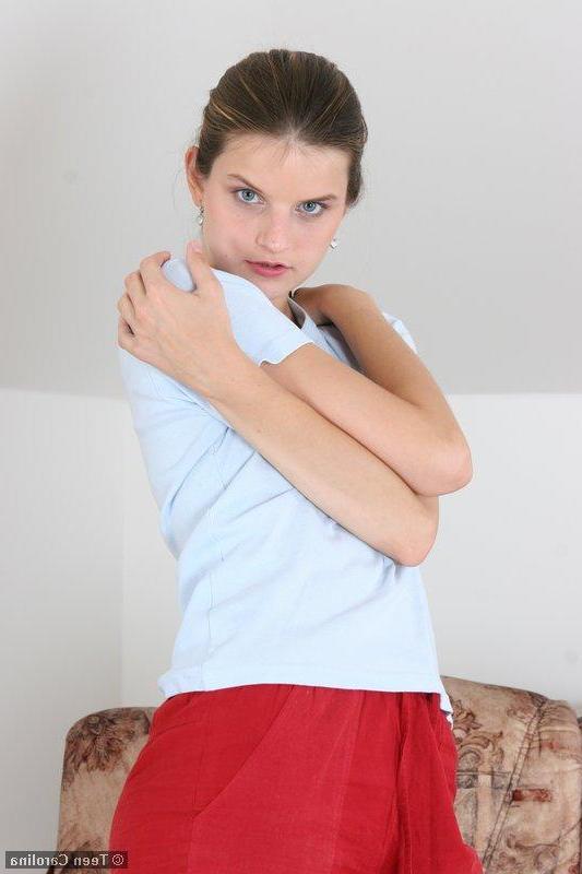 20P Pictures of Teen Carolina making her pussy ready for you