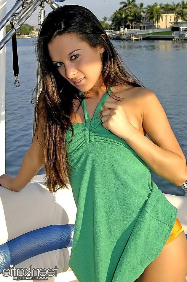 14P Pictures of Teen Katie flashing outside