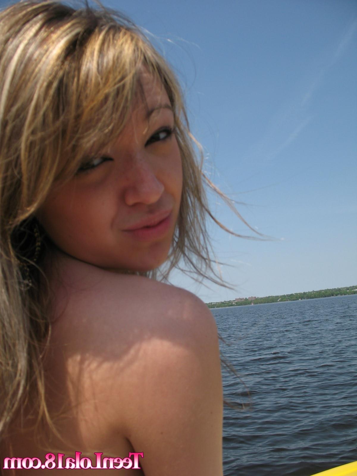 20P Pictures of Teen Lola 18 being dirty on a boat