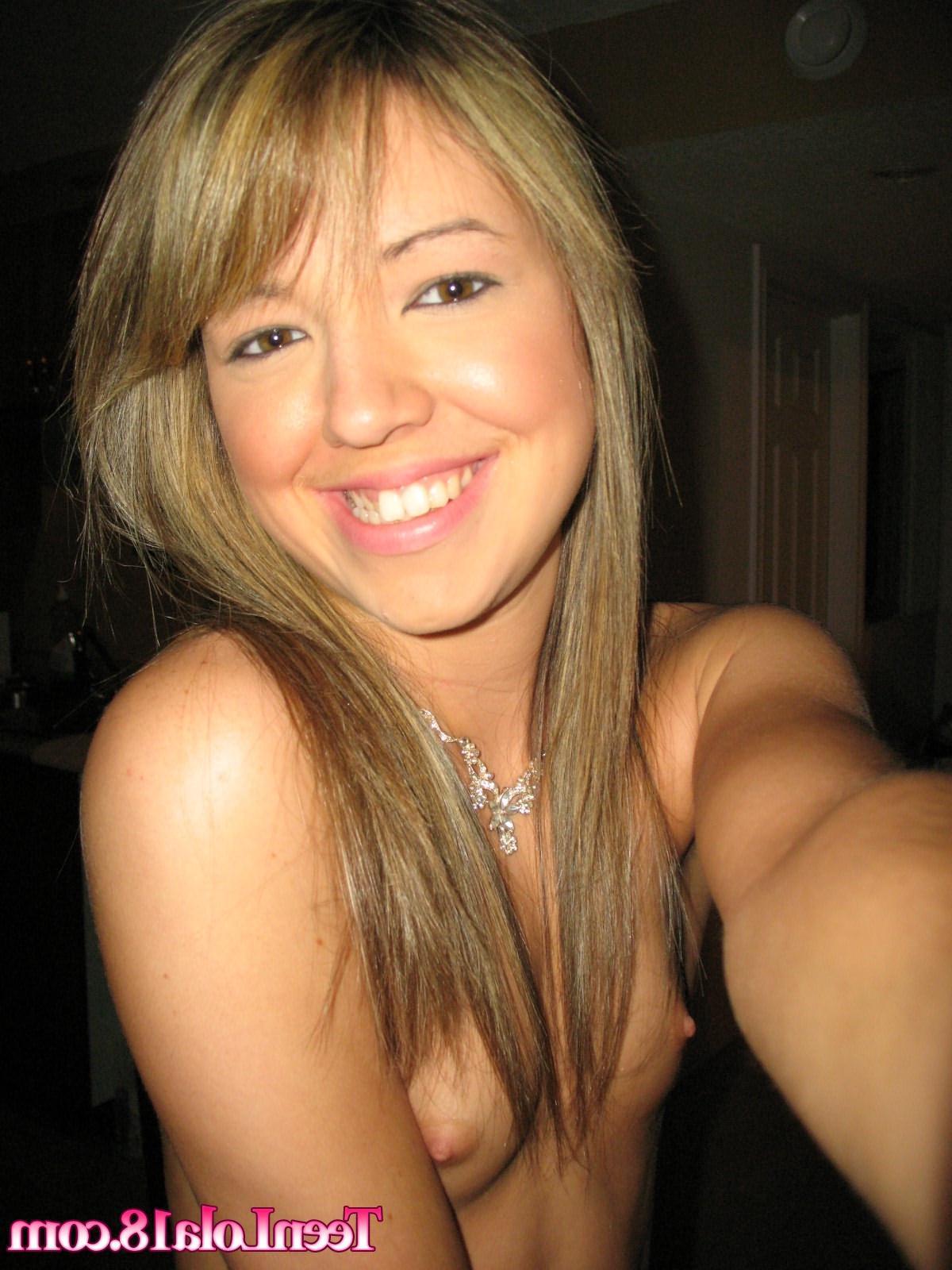 19P Pictures of Teen Lola 18 shooting her private parts with a camera