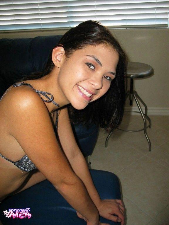 17P Pictures of teen Teenage Asia flaunting her gorgeous bod