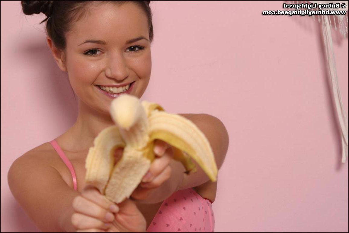 20P Pictures of teen model Britney Lightspeed eating a banana