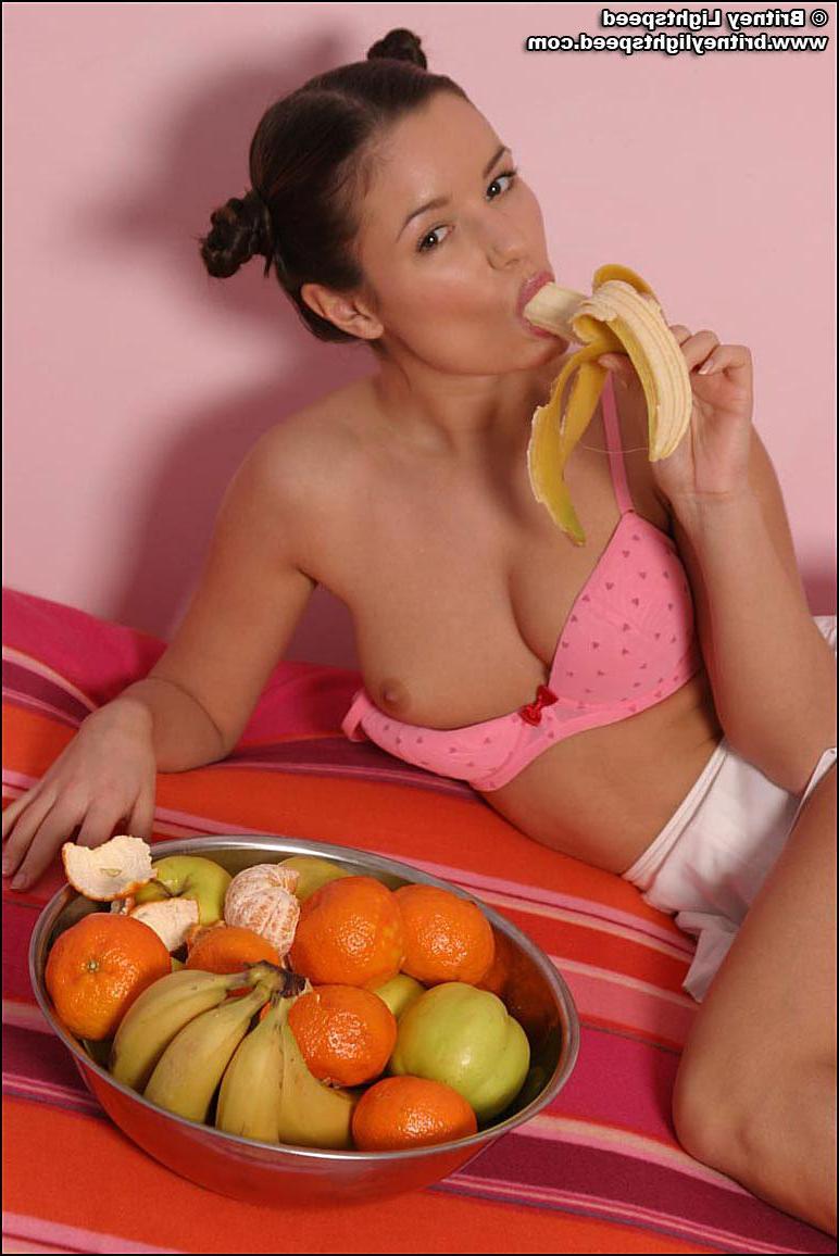 20P Pictures of teen model Britney Lightspeed eating a banana