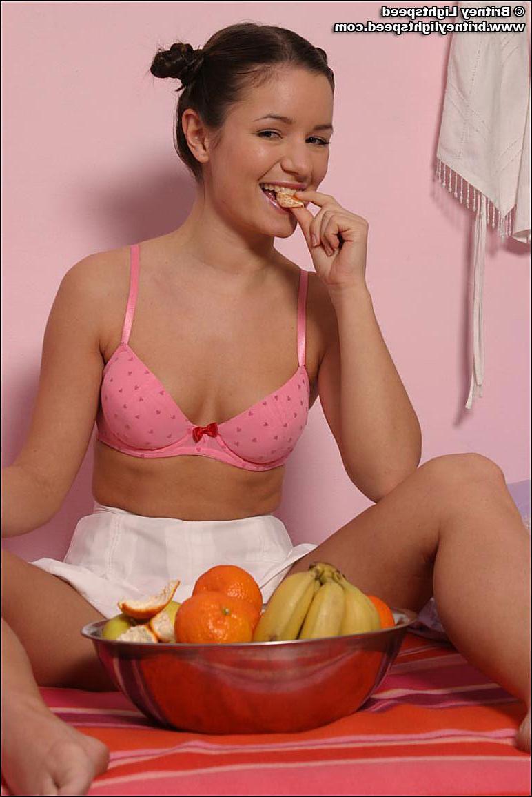 20P Pictures of teen model Britney Lightspeed eating a banana