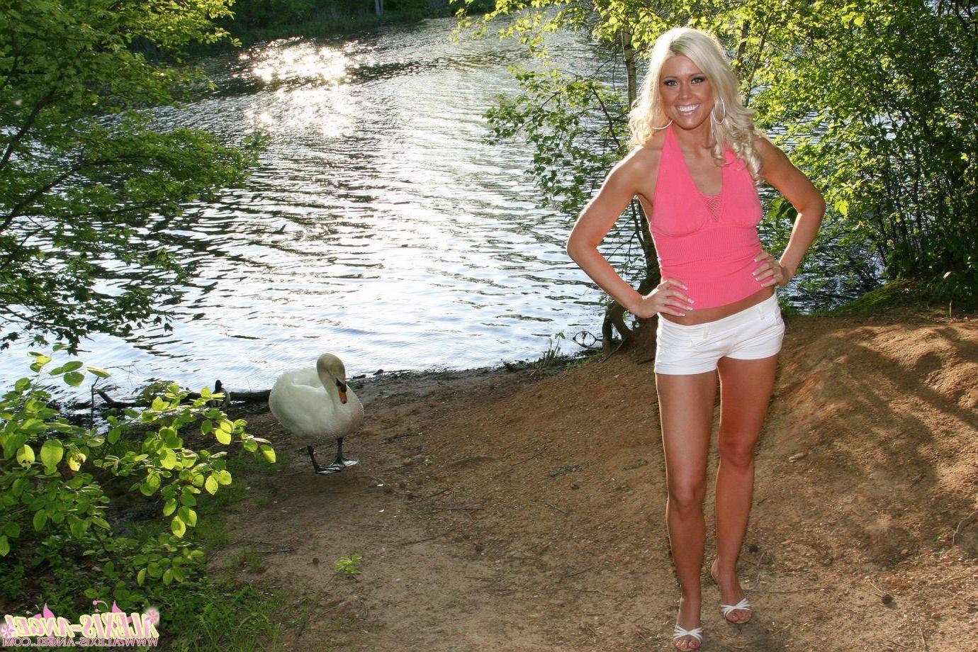 16P Pictures of teen girl Alexis Angel teasing in the park