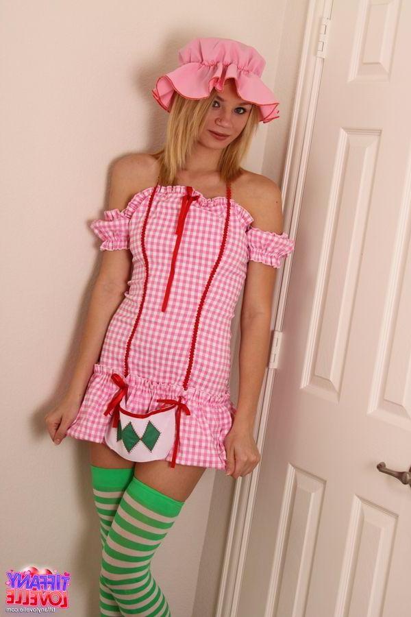 16P Pictures of teen hottie Tiffany Lovelle flaunting her beautiful self