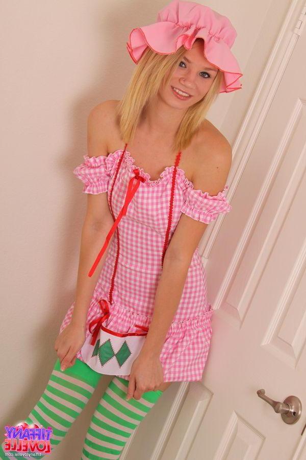 16P Pictures of teen hottie Tiffany Lovelle flaunting her beautiful self